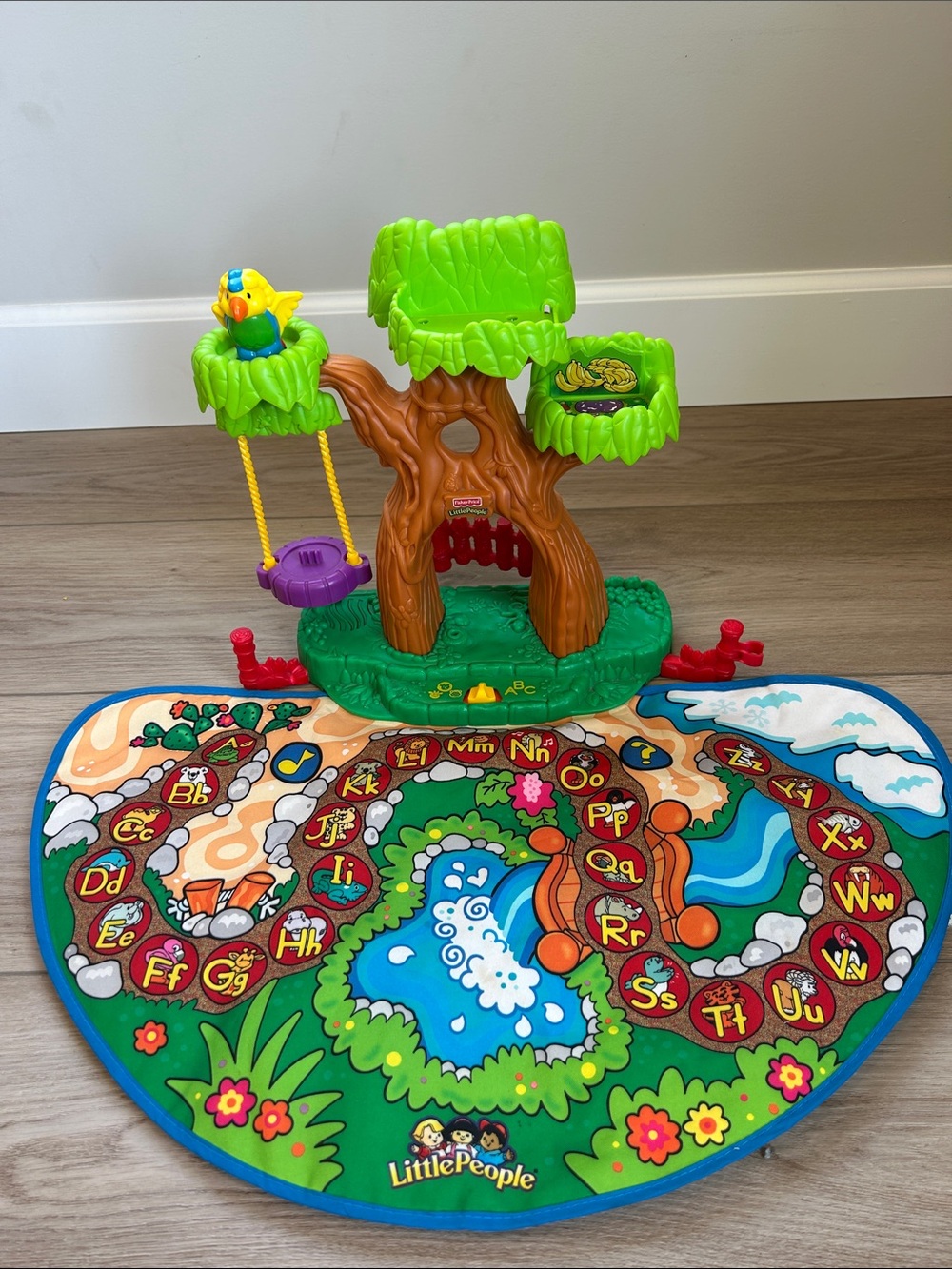 2004 Fisher-Price Little People Green Treehouse Playset with Alphabet Play Mat